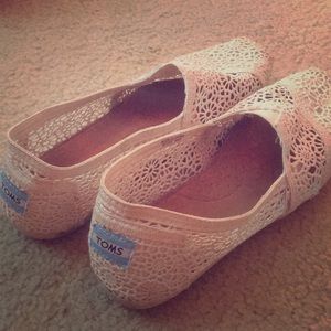 White lace TOMS